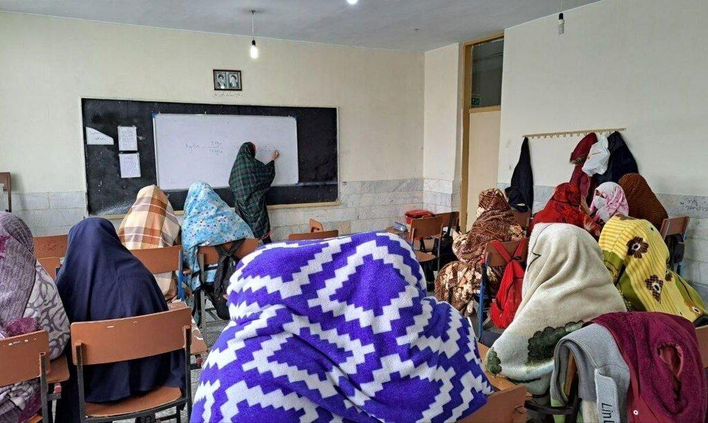 ببینید| عکس جنجالی از حضور دانش آموزان دختر و معلم با پتو سر کلاس درس