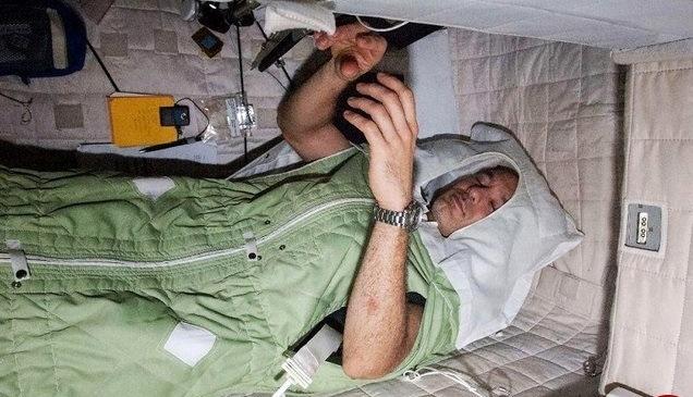 وضعیت فضانوردان هنگام خوابیدن + فیلم