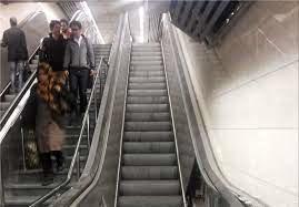 اتفاق هولناک روی پله برقی مترو امام خمینی/ 4 نفر مصدوم شدند 