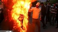 اقدام جنجالی در تهران/ آتش زدن پرچم اسرائیل و آمریکا مقابل سفارت اردن + عکس
