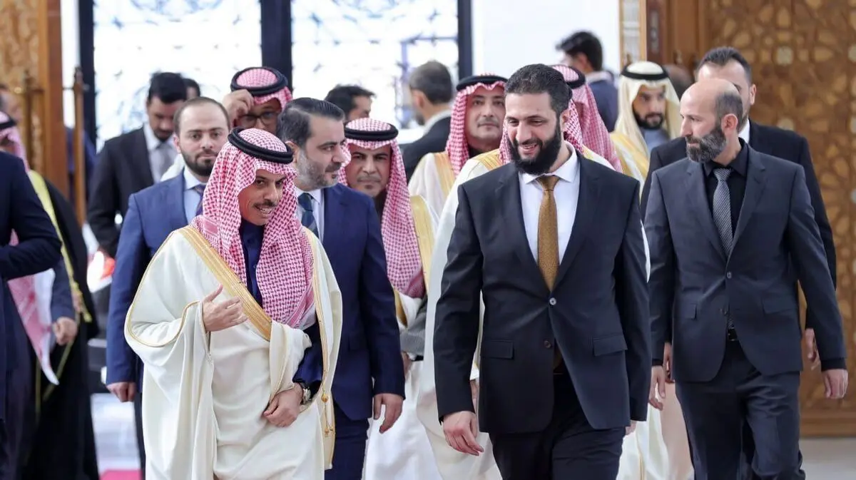 استقبال جولانی از وزیر خارجه عربستان در کاخ الشعب سوریه + فیلم