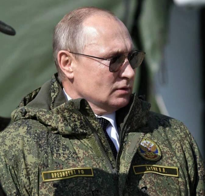عکسی از پوتین با لباس نظامی و عینک آفتابی پس از تصرف یک شهر
