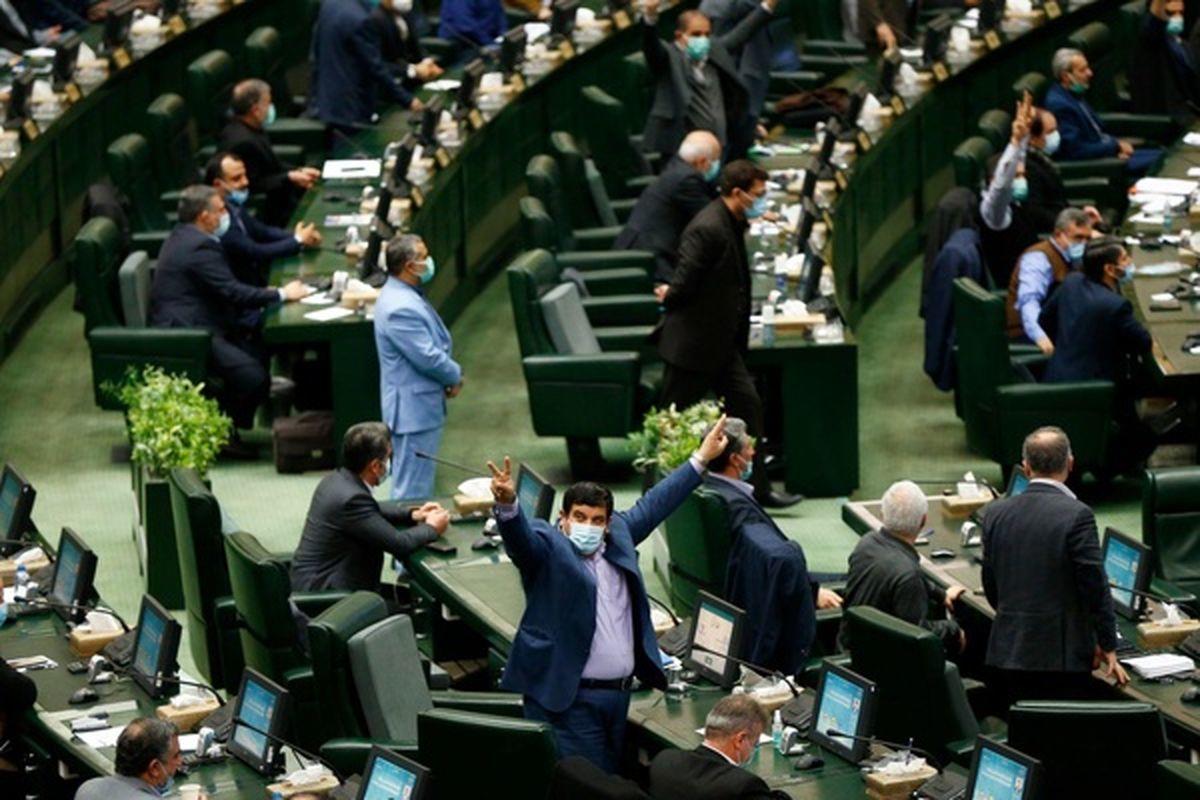 اقدام جنجالی یک نماینده تندرو درباره حجاب در مجلس + عکس