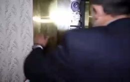 نجات دادن ۴ کودک گرفتار در آسانسور توسط نیروهای آتش‌نشانی / ویدئو