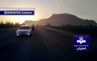 تصادف زنجیره‌ای ۳۰ خودرو در اصفهان | لغزندگی جاده به علت سوراخ شدن مخزن تانکر سوخت + فیلم