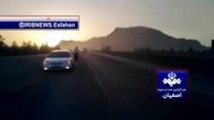 تصادف زنجیره‌ای ۳۰ خودرو در اصفهان | لغزندگی جاده به علت سوراخ شدن مخزن تانکر سوخت + فیلم
