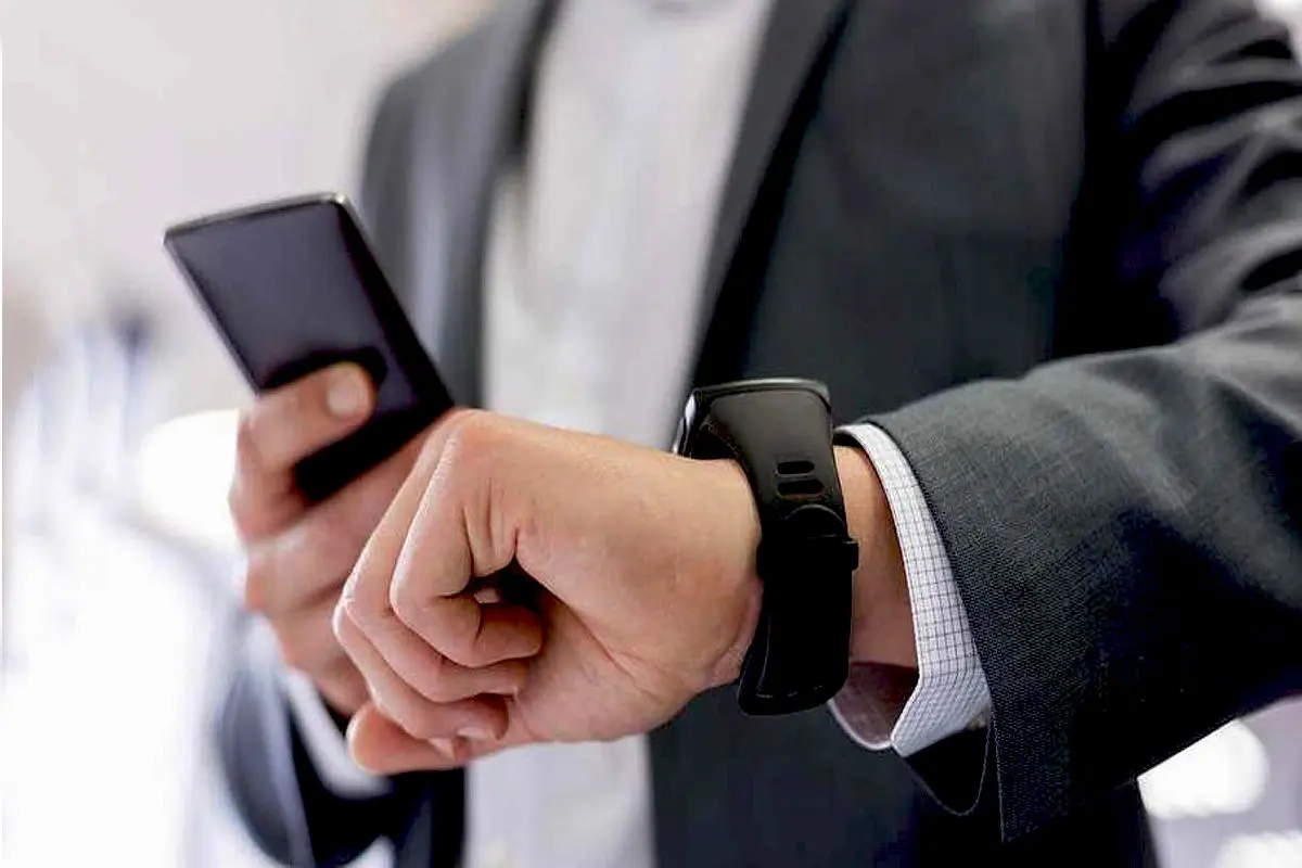 مشکل تغییر ساعت گوشیها به کجا رسید؟ / پاسخ عجیب وزیر ارتباطات