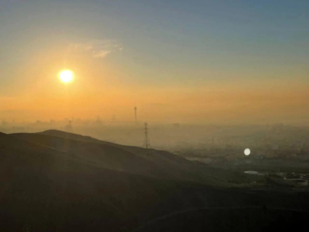 این تصویر وحشتناک از آسمان جمعه صبح تهران را ببینید 