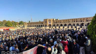 تحصن مردم اصفهان در بستر خشکیده‌ی زاینده‌رود