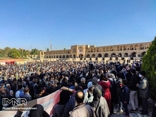 تحصن مردم اصفهان در بستر خشکیده‌ی زاینده‌رود