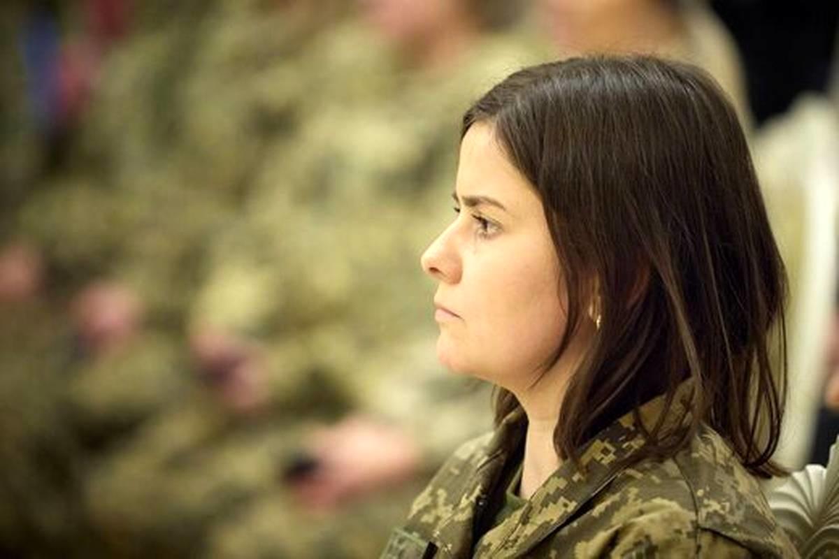 مدال شجاعت زلنسکی به این زن جوان در جنگ اوکراین + عکس