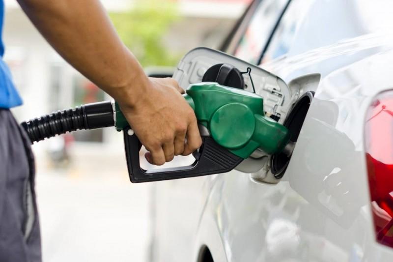 سهمیه بنزین اردیبهشت‌ماه واریز شد | جزییات قیمت بنزین  و میزان سهمیه ها | هشدار وزیر نفت