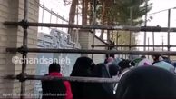 ببینید | فیلم کامل زدن اسپری فلفل از پشت درب‌های ورزشگاه امام رضا به زنان و دختران