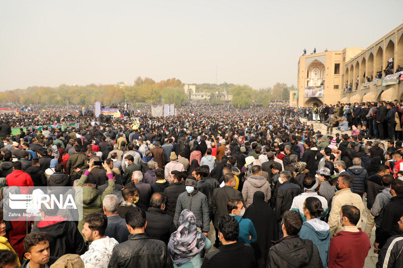 تجمع مردم اصفهان در بستر خشک زاینده‌رود ؛ ما شورشی نیستیم / فیلم