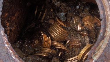 کشف گنج و سکه های تاریخی مربوط به دوران اشکانی و ساسانی در نهاوند + عکس