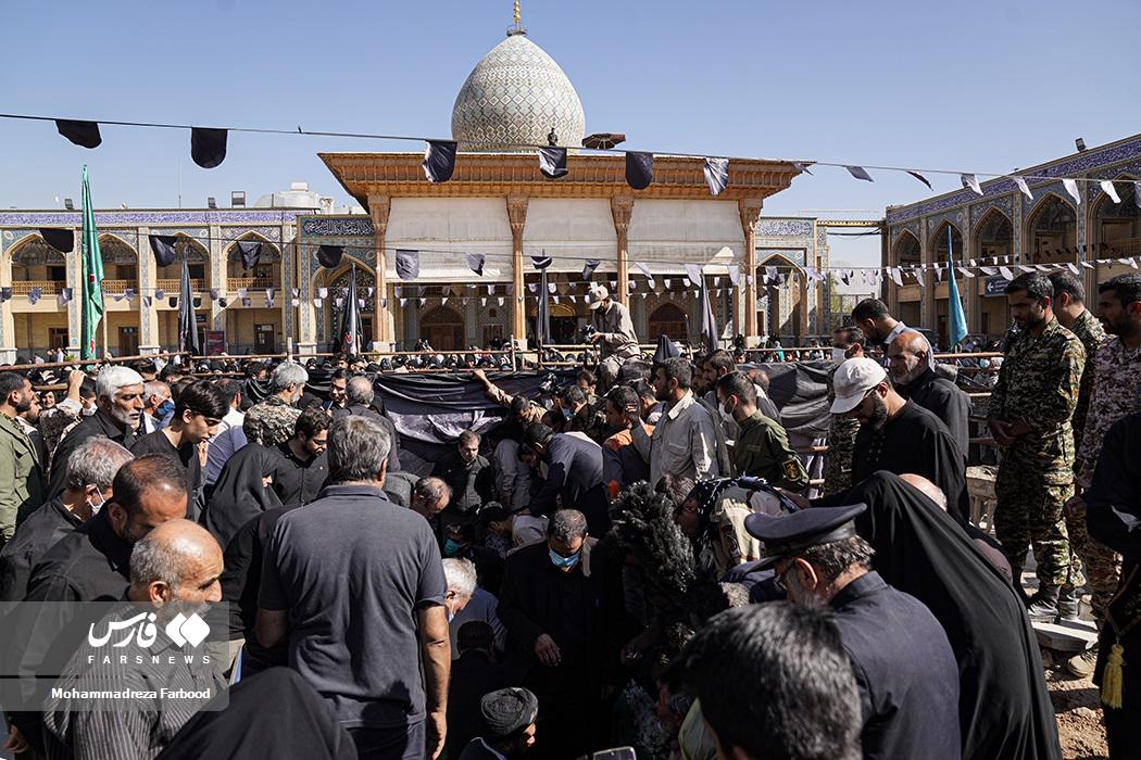 تصاویر  مراسم خاکسپاری شهدای حمله تروریستی شاهچراغ + عکس