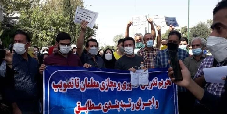 تجمع معلمان به شیراز رسید | تجمع صنفی پرشمار معلمان شیراز در اعتراض به اجرا نشدن طرح رتبه‌ بندی معلمان + فیلم  