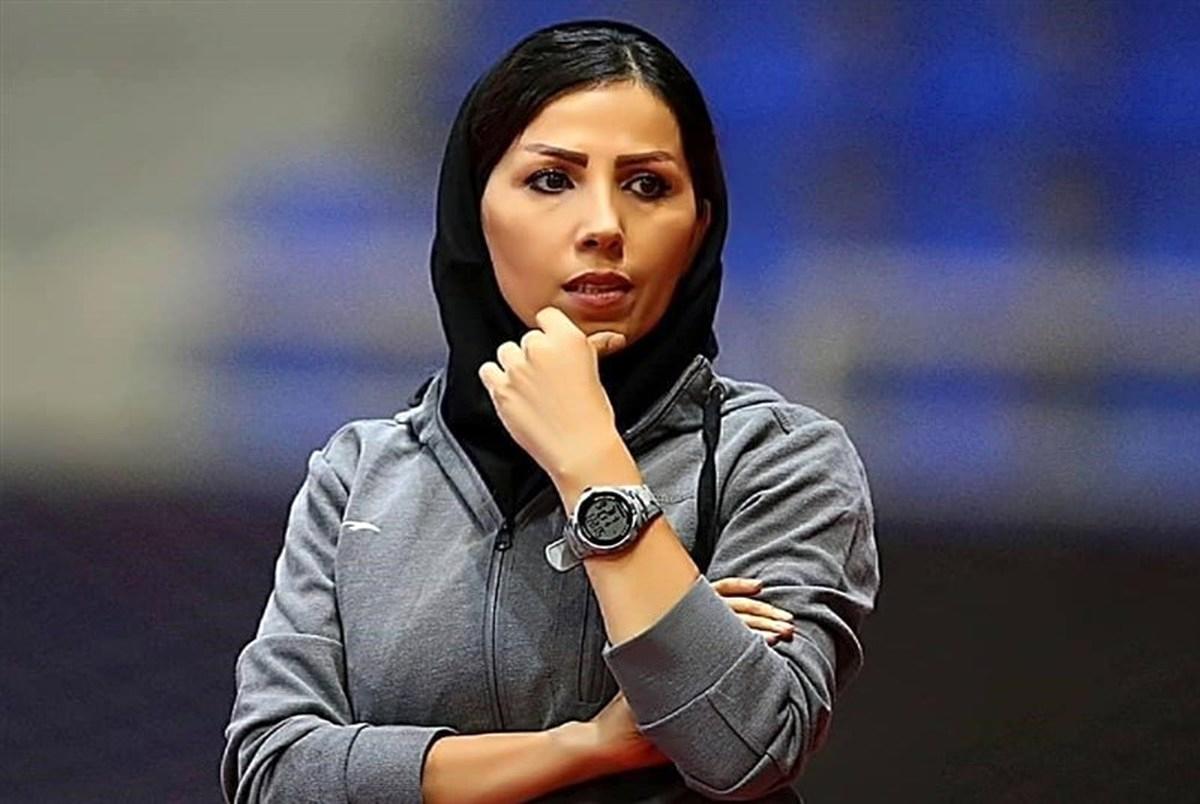 یک ایرانی، زنان عراقی را هدایت می‌کند