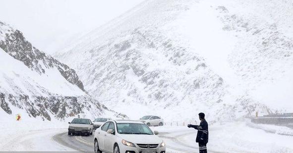 برف وکولاک جاده چالوس و آزادراه تهران-شمال را مسدود کرد
