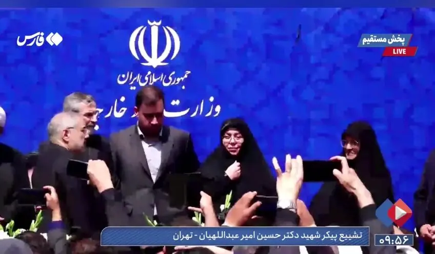 حضور همسر و پسر شهید امیرعبداللهیان در مراسم وداع با پیکر شهید + فیلم

