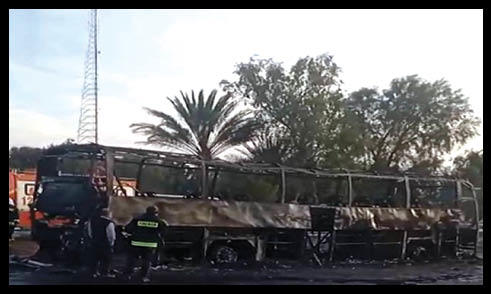 آتش سوزی هولناک اتوبوس مسافربری زاهدان به اصفهان در کنار پمپ بنزین + عکس