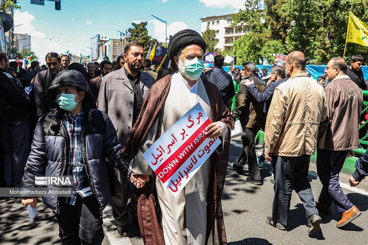 تصویری از فرزندان  و نوه رهبری در راهپیمایی