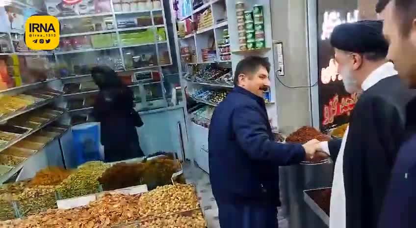 رفتار معنادار یک خانم در حضور رئیسی سوژه شد