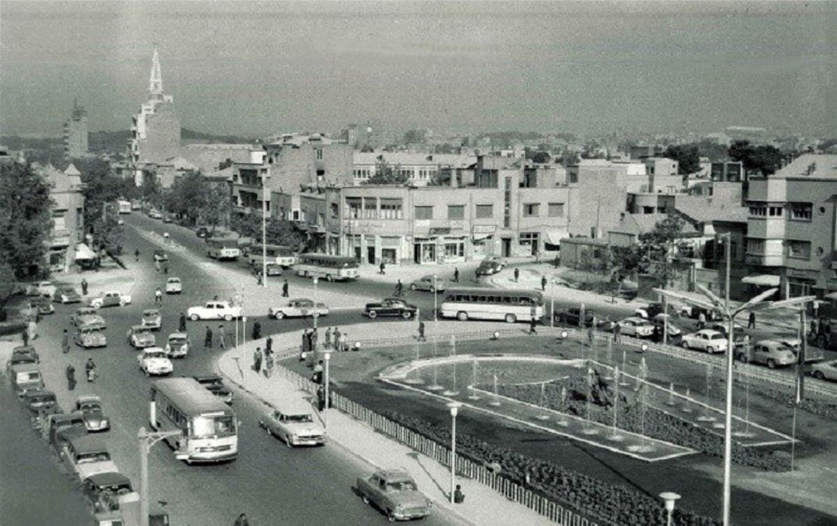 عکس جالب  پلیس زن در چهار راه مخبرالدوله تهران ۵۰ سال پیش!