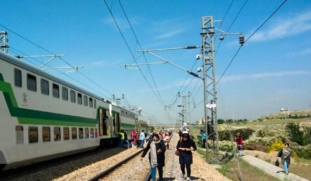 حادثه برای قطار تهران-کرج | آخرین اخبار از برخورد 2 قطار در متروی تهران-کرج | آسیب به ۴ واگن قطار | حال یکی از مصدومان وخیم است