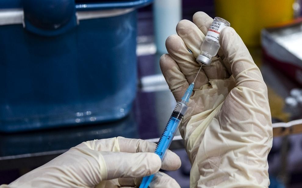 انتقاد شدید رئیس فرهنگستان علوم پزشکی
از ادعای واکسیناسیون ۷۰ درصدی: وزارت بهداشت مردم را گمراه نکند