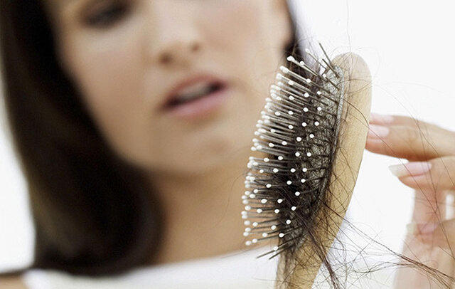 علت ریزش مو در زنان چیست؟ + راه های درمان