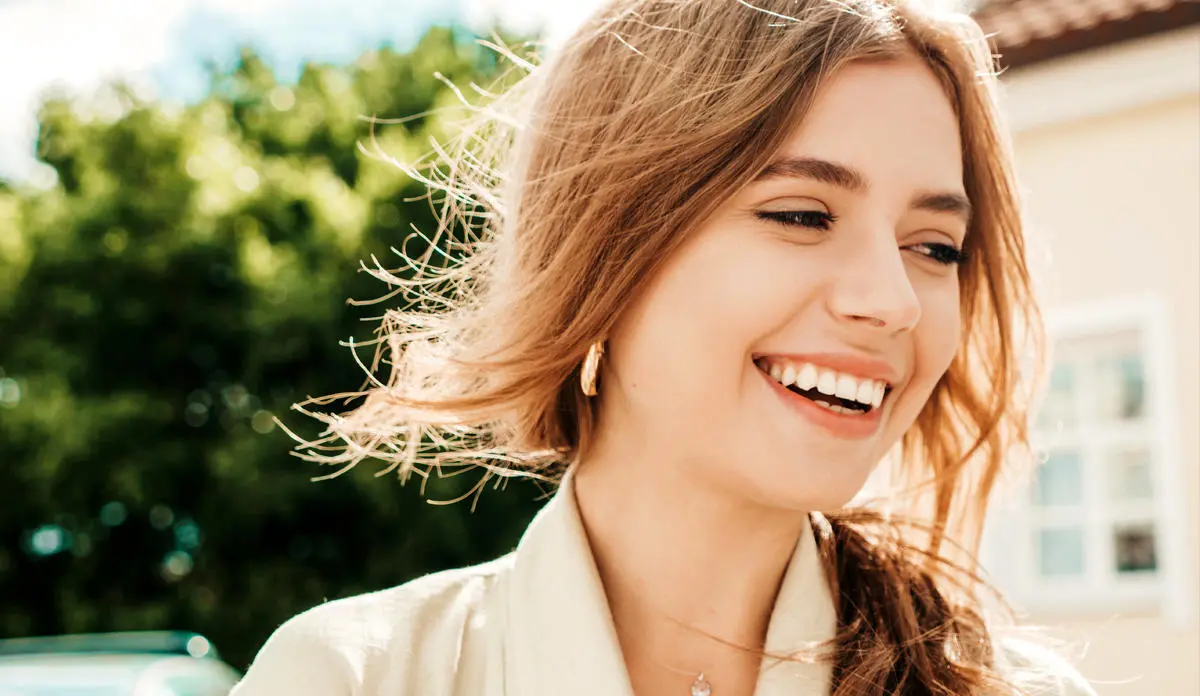 چگونه لبخندی زیبا داشته باشیم؟ از نکات بهداشتی تا درمان