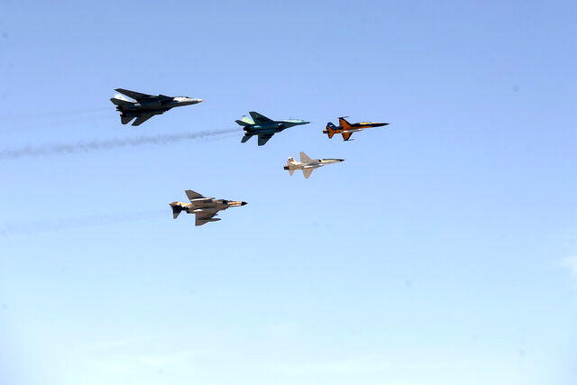 جنگنده‌های نیروی هوایی ارتش  در آسمان تهران  / تصویر 