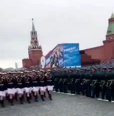 رژه زنان جذاب ارتش روسیه در مسکو / ویدئو