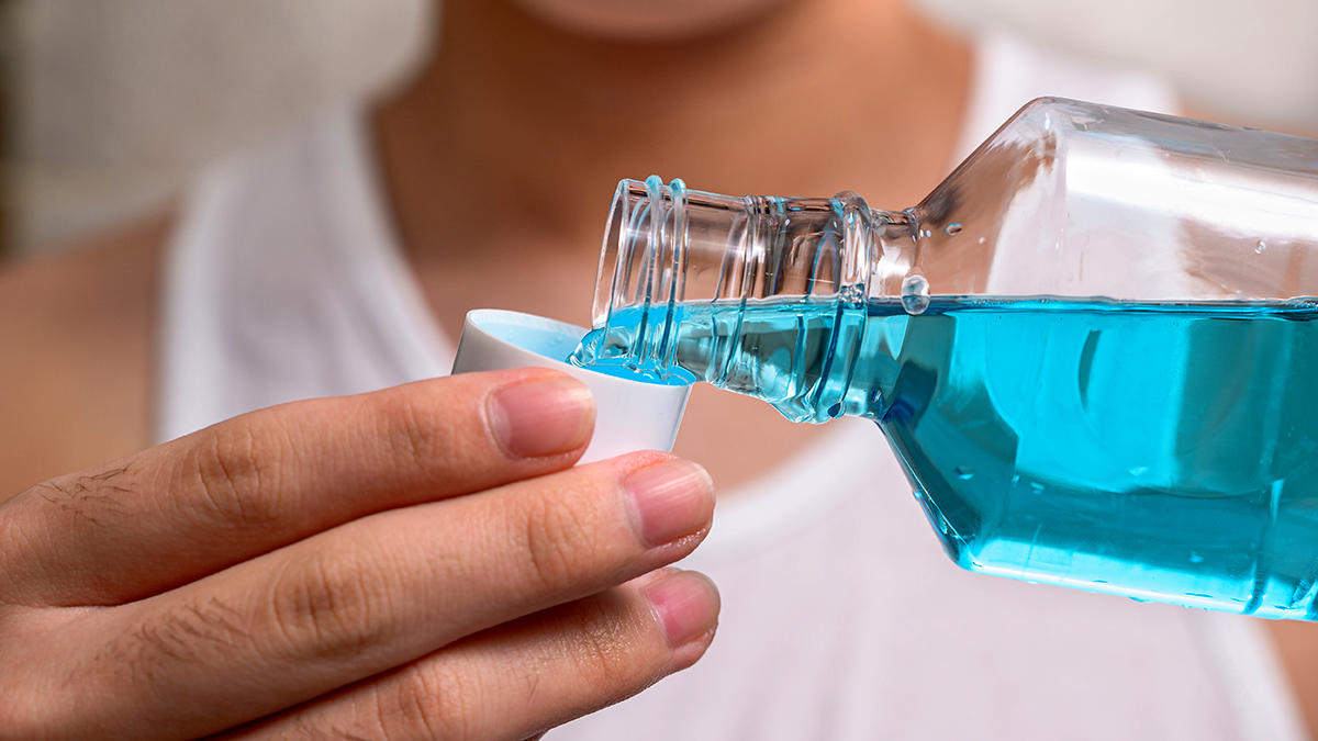 غرغره آب نمک بهتر است یا مصرف دهان‌شویه؟