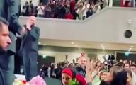 ویدئو /اهدای گل همایون شجریان به سحردولتشاهی، در برابر تماشاگران کنسرت