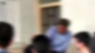 ببینید |  ویدئوی جنجالی از ضرب‌و‌شتم شدید دانش‌آموز  توسط معلم در کلاس درس
