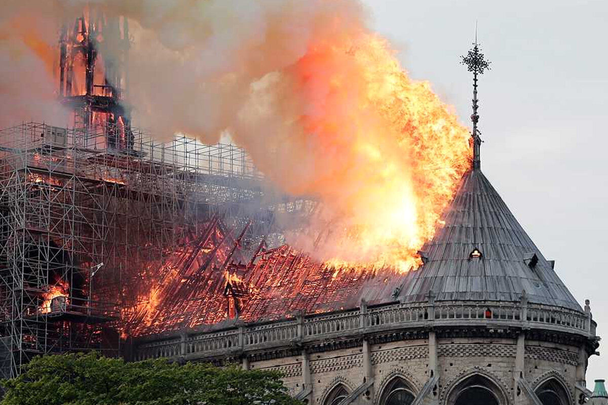 ساختمان تاریخی و شگفت انگیز کپنهاگ در آتش سوخت + فیلم