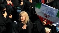 تصاویری جنجالی از گفت وگوی دو زن با چهره متفاوت راهپیمایی ۱۳ آبان