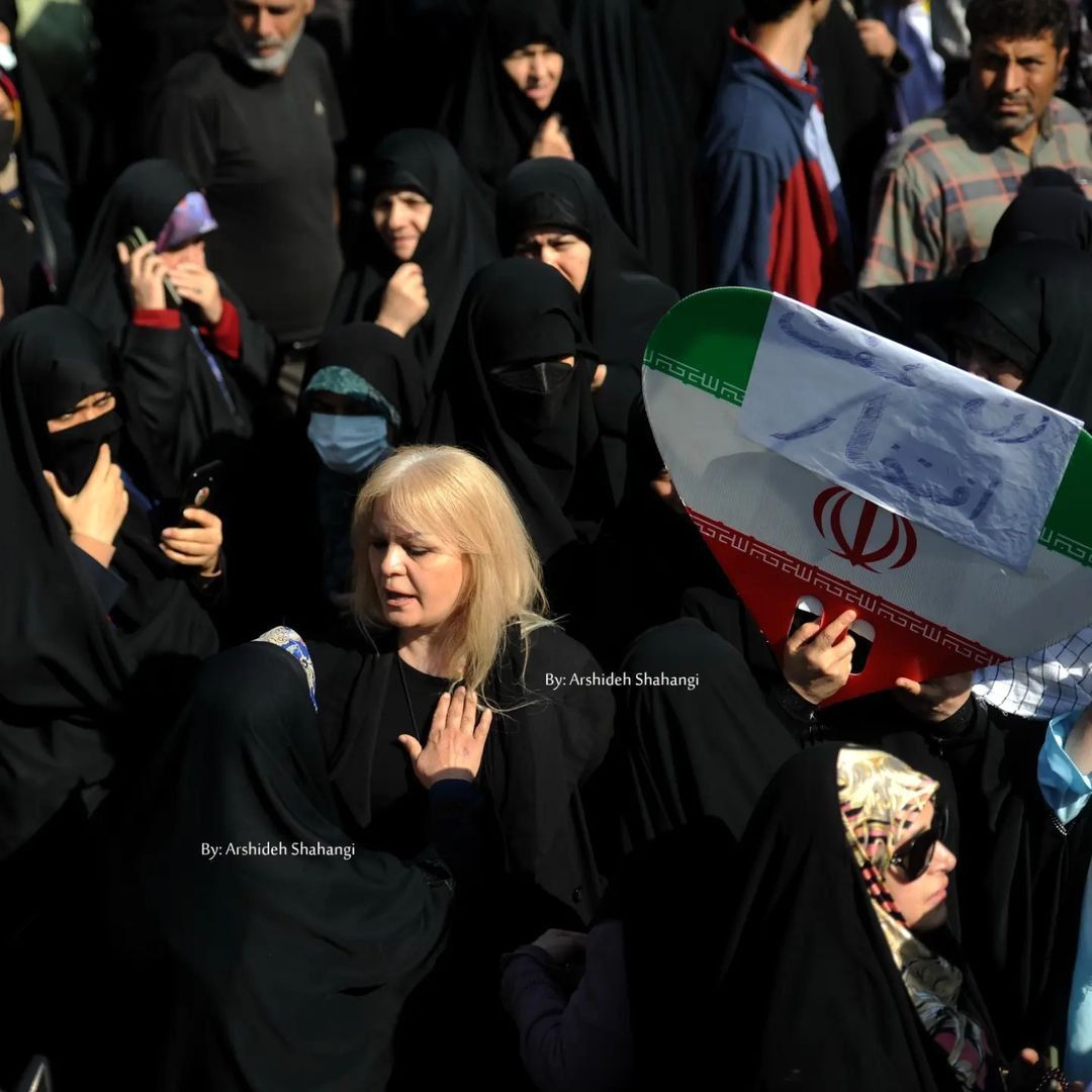 تصاویری جنجالی از گفت وگوی دو زن با چهره متفاوت راهپیمایی ۱۳ آبان