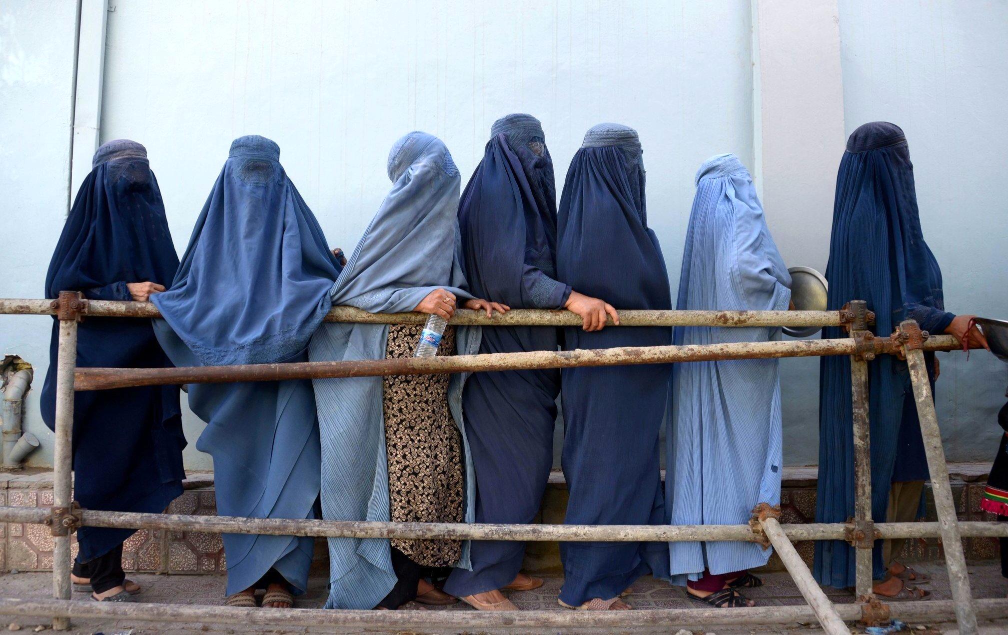 دختران افغانستانی مشروط به مدرسه بر می‌گردند