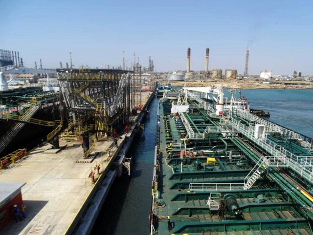 محموله نفتکش ایرانی در سواحل سوریه تخلیه شد