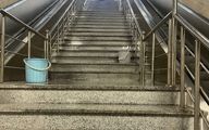  نشت باران از سقف ایستگاه متروی تهران/استقرار سطل های جمع اوری آب!+عکس
