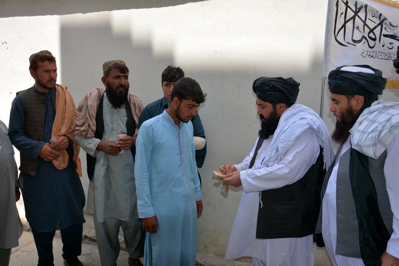 اقدام عجیب طالبان/ توزیع 550 دلار بین مردم افغانستان + عکس
