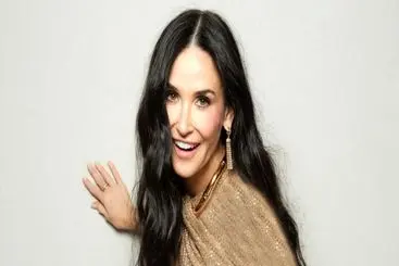 این زن ۶۲ ساله زیباترین زن سال شد + عکس

