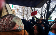 تجمع اعتراضی مقابل فرمانداری قم درپی مسمومیت سریالی دانش‌آموزان | فرماندار قم چه گفت؟ + فیلم و تصاویر


