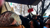 تجمع اعتراضی مقابل فرمانداری قم درپی مسمومیت سریالی دانش‌آموزان | فرماندار قم چه گفت؟ + فیلم و تصاویر

