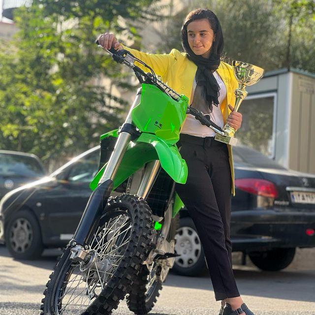 این دختر ۱۵ ساله موتورسوار ایرانی در دنیا کولاک کرد | هستی رضایی کیست؟ | عکس