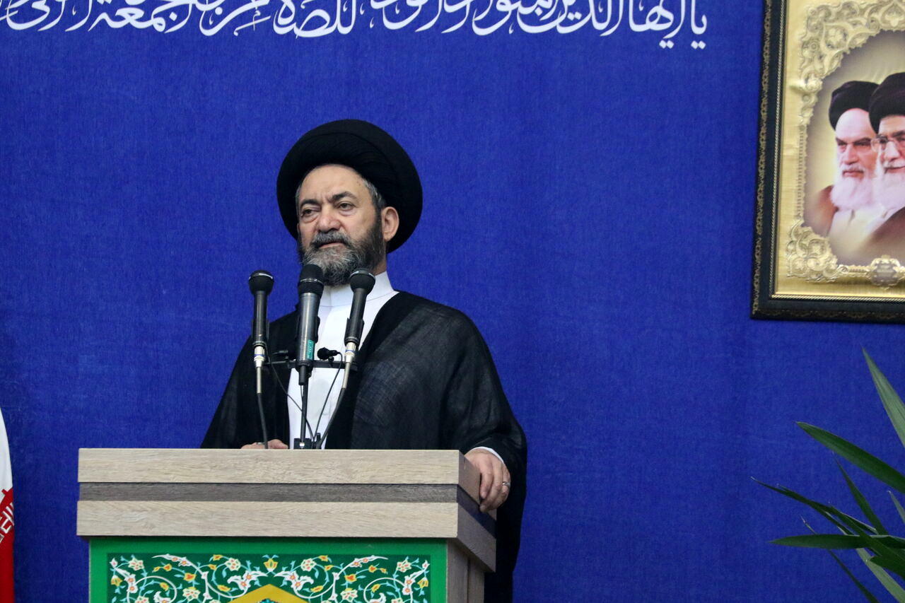 انتقاد شدید امام جمعه اردبیل از بی اطلاعی وزیر آموزش و پرورش درباره حقوق معلمان 