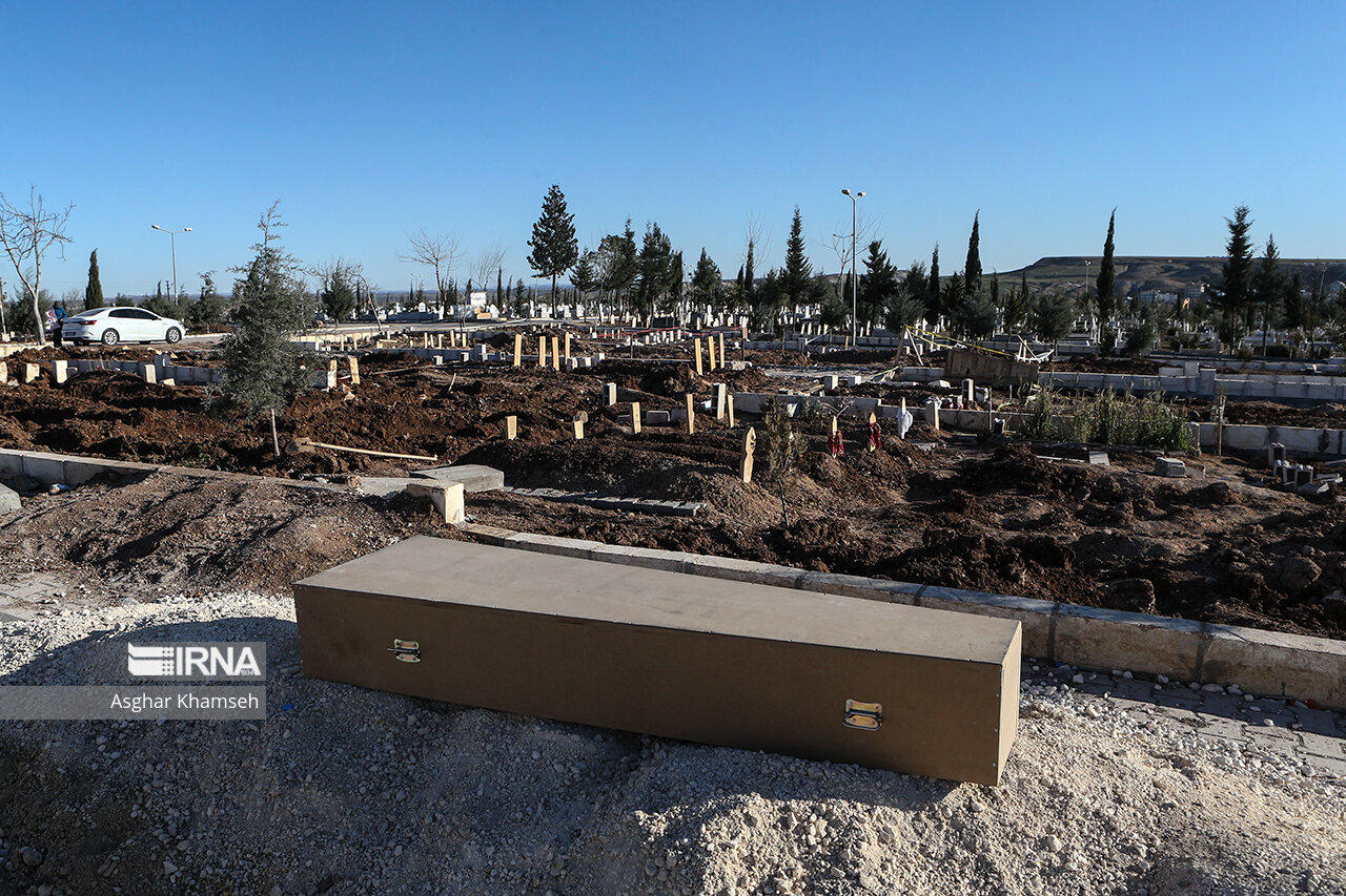 نمایی از قبرستان و قبرهای کشته شدگان زلزله ترکیه + عکس